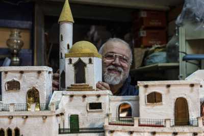 Bari, Massimo e la sua bottega di presepi: �Ospito la Nativit� in bottiglie, conchiglie e lampadine�